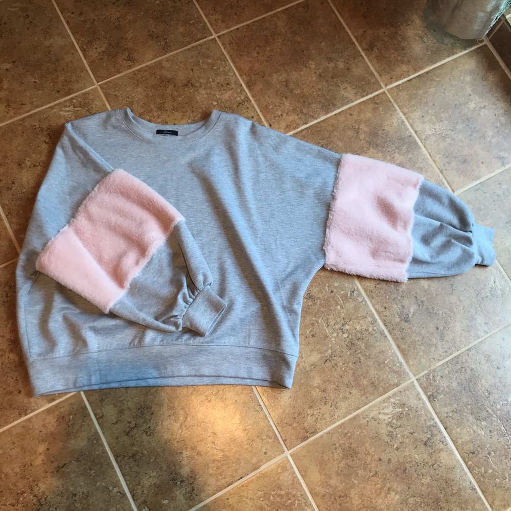 Sweatshirt with fluffy sleeve accents